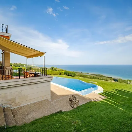 At Lighthouse Golf By Parnas Estate 빌라