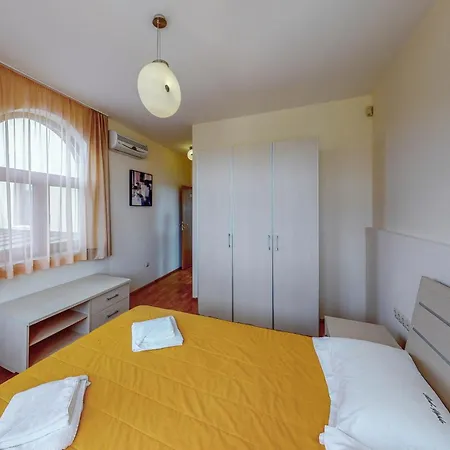 빌라 At Lighthouse Golf By Parnas Estate 발치크