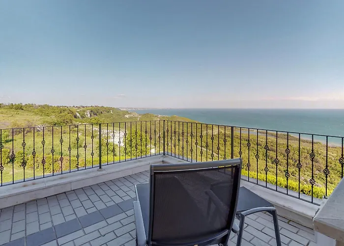 At Lighthouse Golf By Parnas Estate Vilă