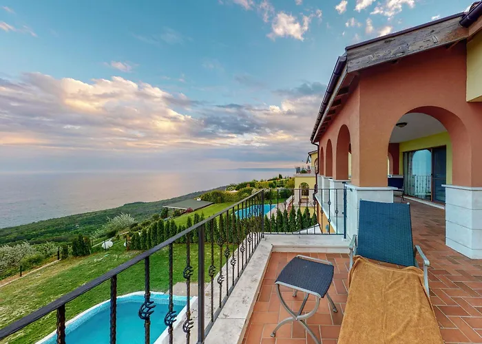 Vilă At Lighthouse Golf By Parnas Estate *