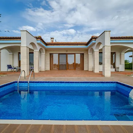 At Lighthouse Golf By Parnas Estate Baltsjik