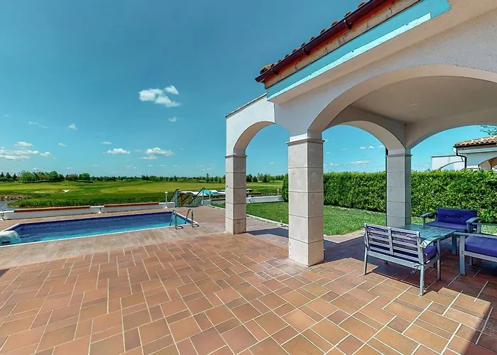 At Lighthouse Golf By Parnas Estate Baltsjik